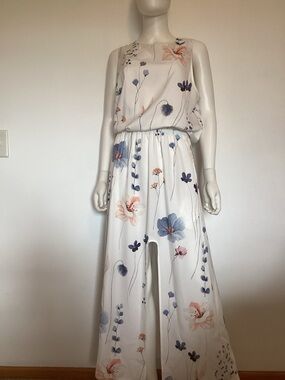 #662 White Floral Maxi Dress with Pastel Blooms. Excellent condition 2XL